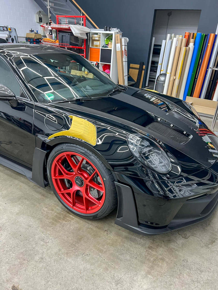 Der Porsche GT3 RS frisch aus dem Werk mit der Werksfolie - Sticker-Werk