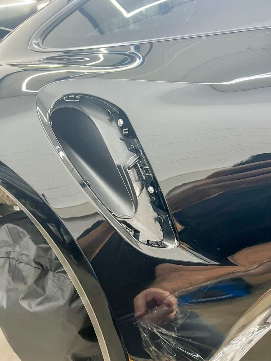 Porsche Lackschutzfolierung am hinteren Radkasten. Der Einsatz am Lufteinlass wurde entfernt - Sticker-Werk