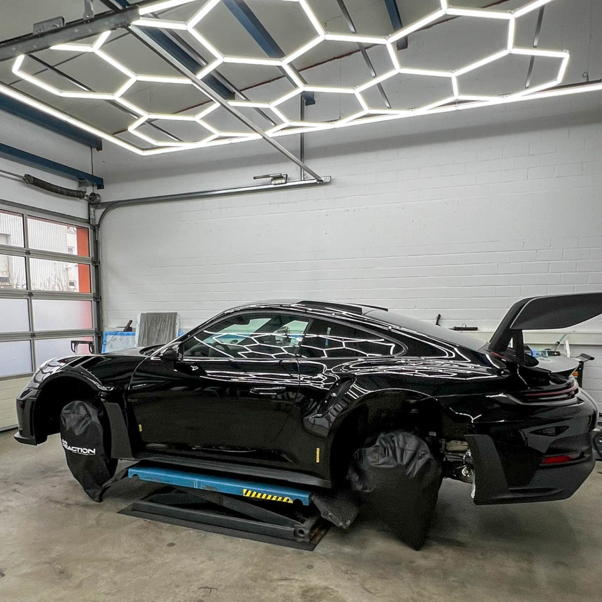 Der Porsche mit Lackschutzfolierung aber noch ohne Dekorfolierung - Sticker-Werk