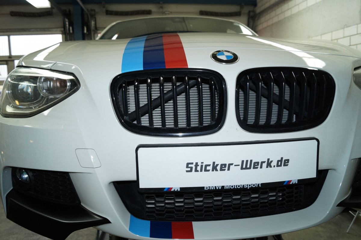Autofolierung für Esslingen an einem BMW 1er - Kühlergrill-Ansicht Designfolierung M-Performance Streifen - Sticker-Werk