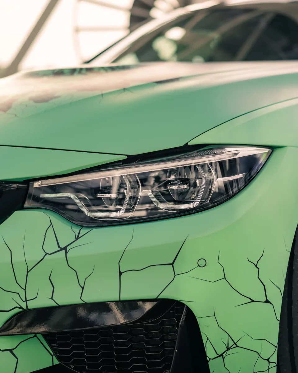 BMW M4 Folierung Scheinwerfer vorne links Detailansicht by Sticker-Werk