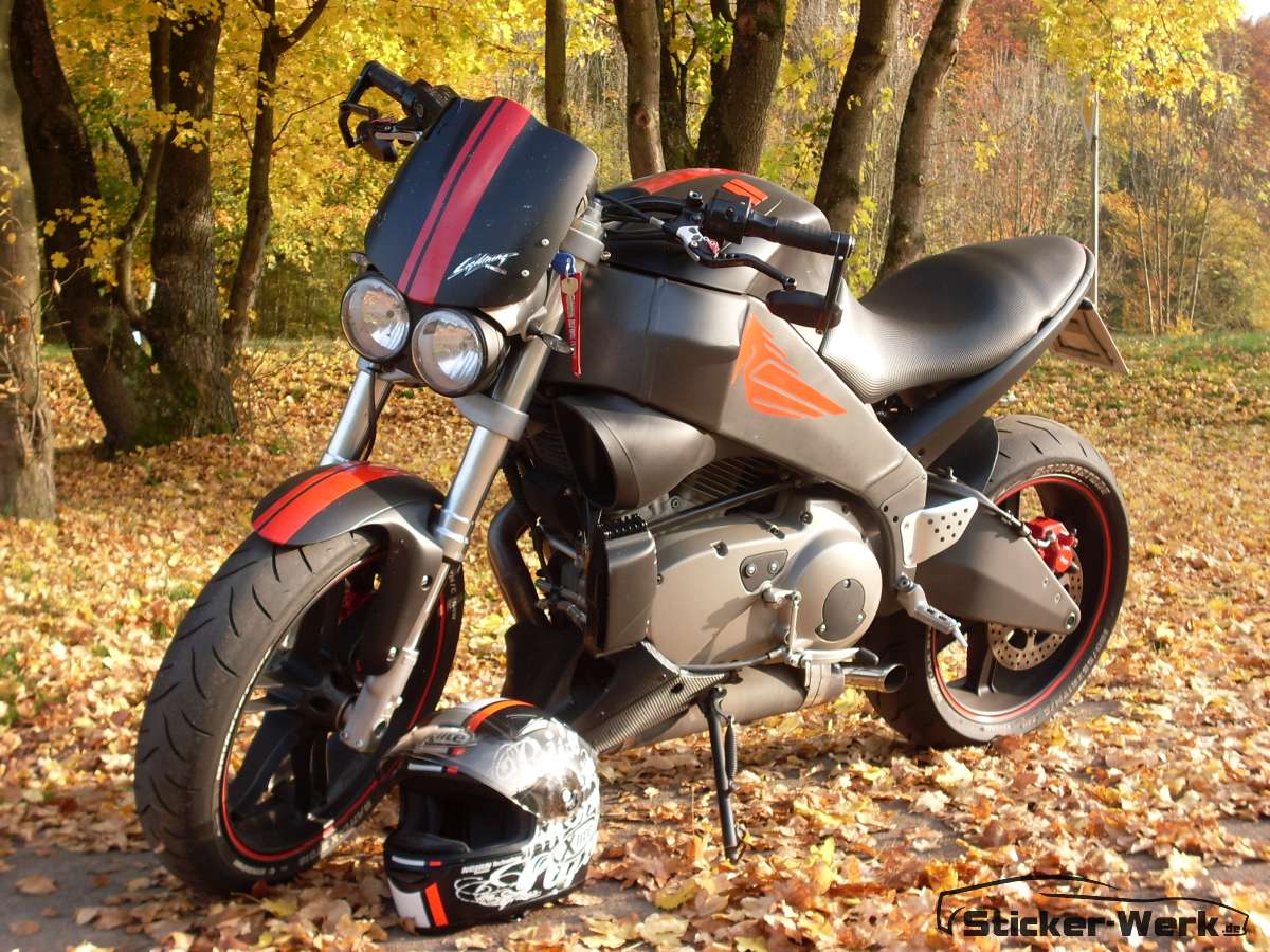 Buell Motorrad mit schwarz-roter Vollfolierung