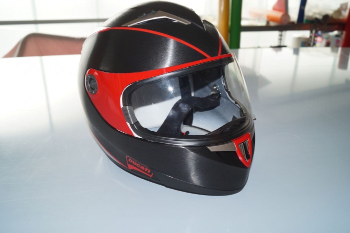 Schwarz-rot folierter Motorradhelm