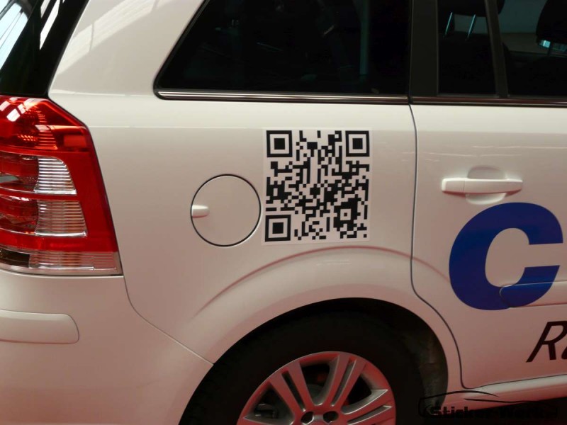 Fahrzeugbeschriftung als scanbarer QR-Code auf einem Opel Zafira
