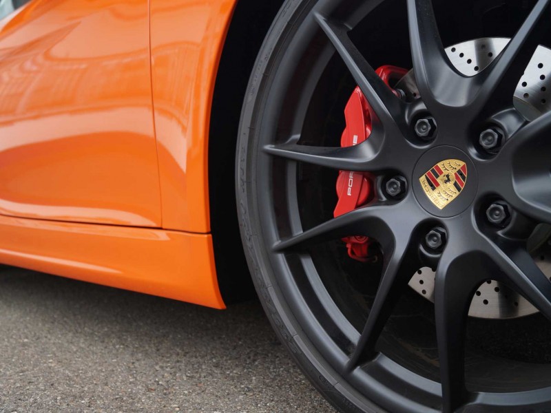 Reifenansicht von Porsche Boxster GTS in orange nach Car Wrapping