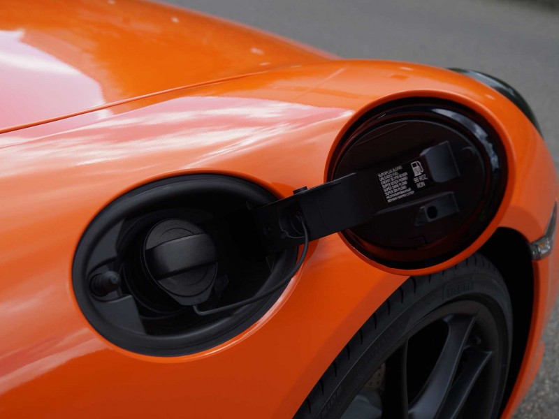 Offener Tankdeckel von Porsche Boxster GTS in orange nach Car Wrapping