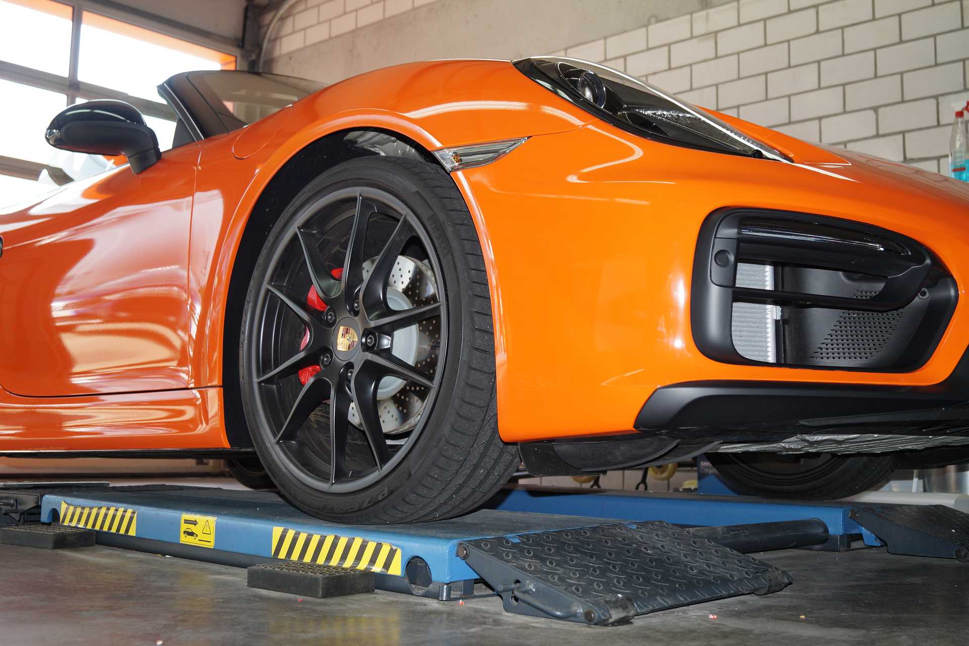 Ansicht rechte Seite von unten eines Porsche Boxster GTS in orange nach Car Wrapping
