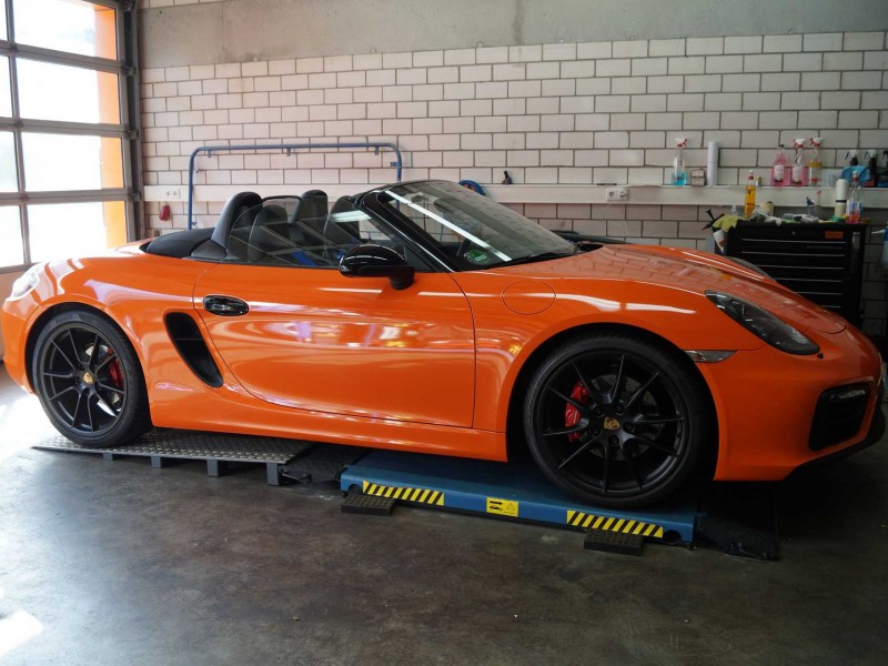 Porsche Boxster GTS in orange nach Car Wrapping seitliche Ansicht