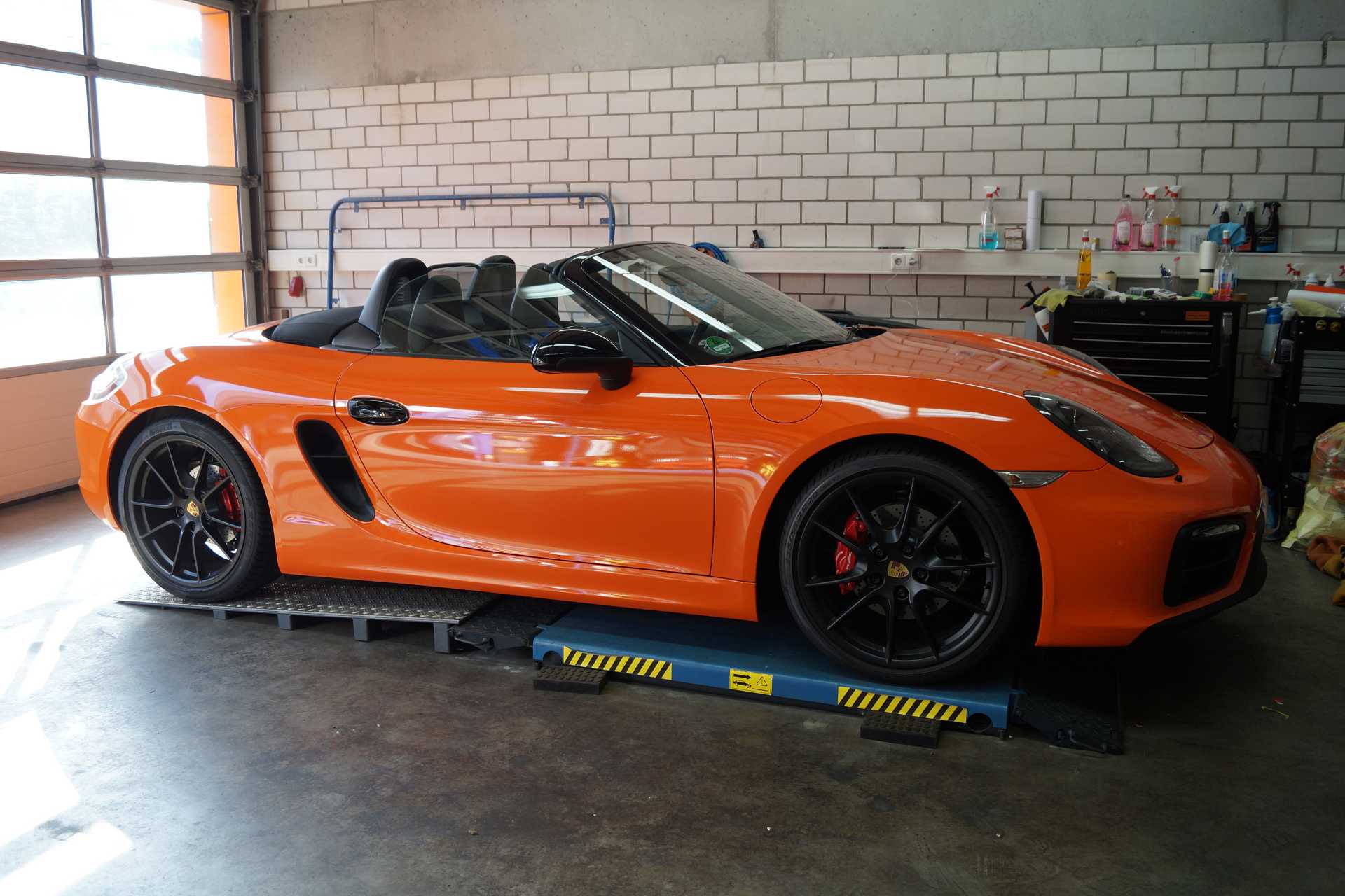 Porsche Boxster GTS in orange nach Car Wrapping seitliche Ansicht