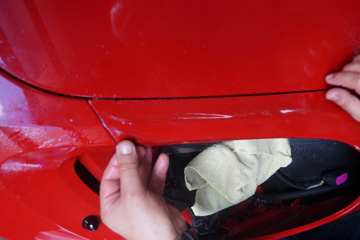Montage einer durchsichtigen Lack- und Steinschlagschutzfolie an einem Porsche GTS
