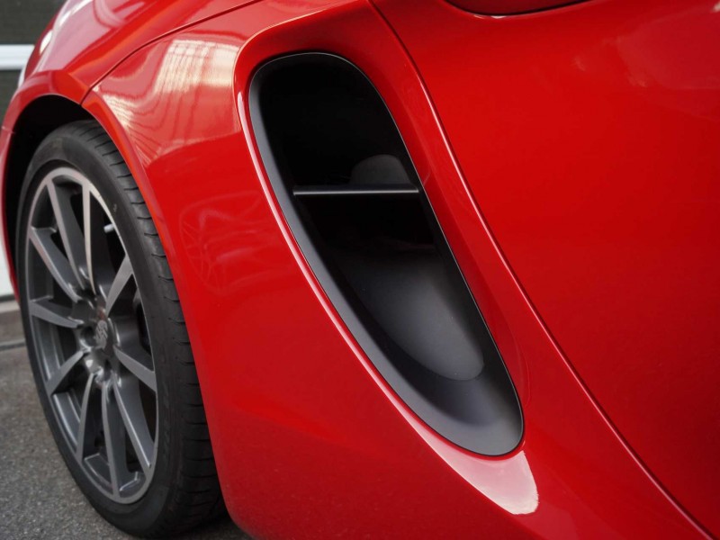 Vorderreifen roter Porsche GTS mit Lackschutz-Folierung