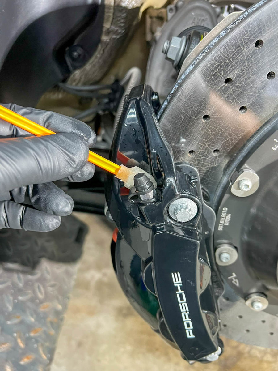 Die Keramikversiegelung wird mit Wattestäbchen auf den Bremssattel aufgebracht - Sticker-Werk