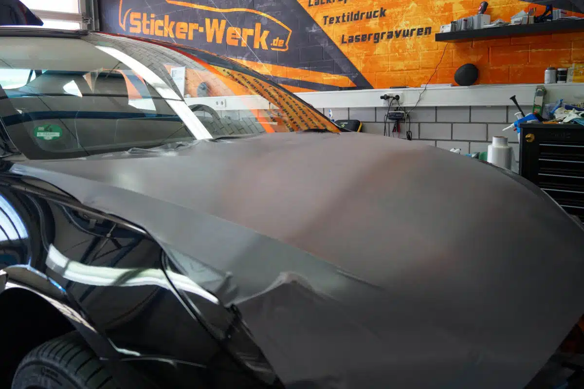 Tesla Model 3 Folierung der Motorhaube in Edelstahl gebürstet - Sticker-Wek