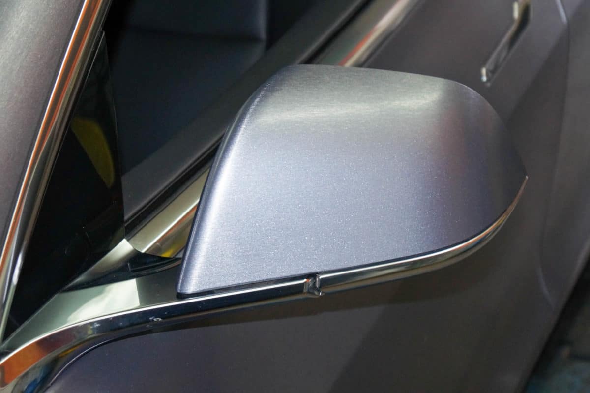 Tesla Model 3 Folierung der Seitenspiegel in Edelstahl gebürstet - Sticker-Werk