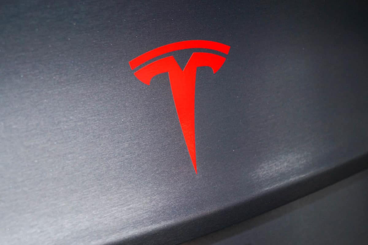 Tesla Model 3 Emblem foliert in rot - Sticker-Werk