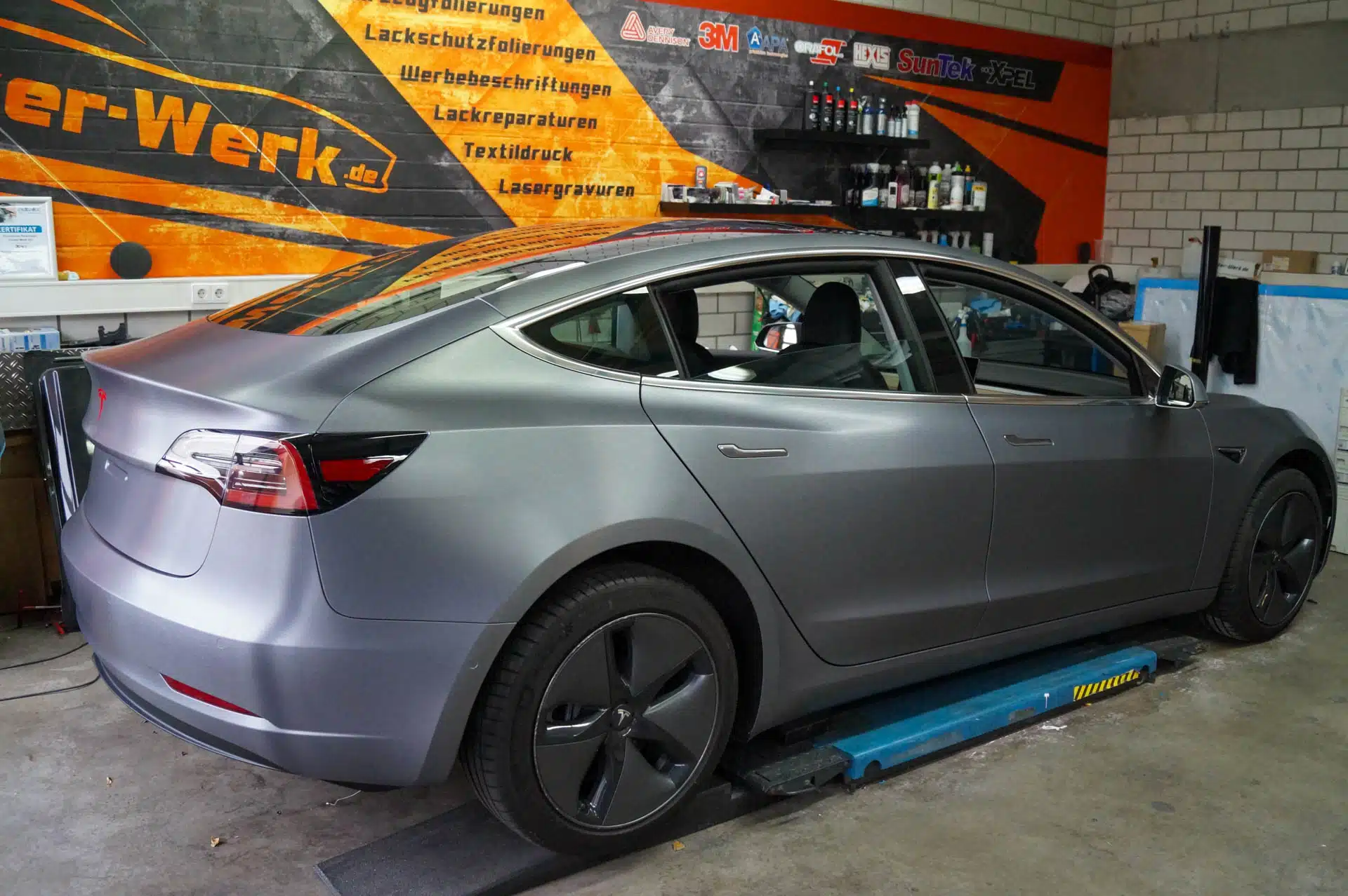 Autofolierung für Heilbronn - Tesla Model 3 Vollfolierung in Edelstahl gebürstet Ansicht Heck und Seite - Sticker-Werk