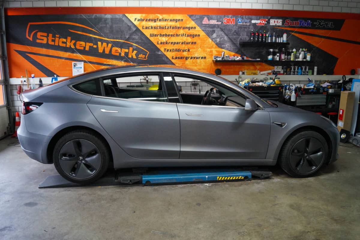 Tesla Model 3 Vollfolierung in Edelstahl gebürstet Seitenansicht - Sticker-Werk