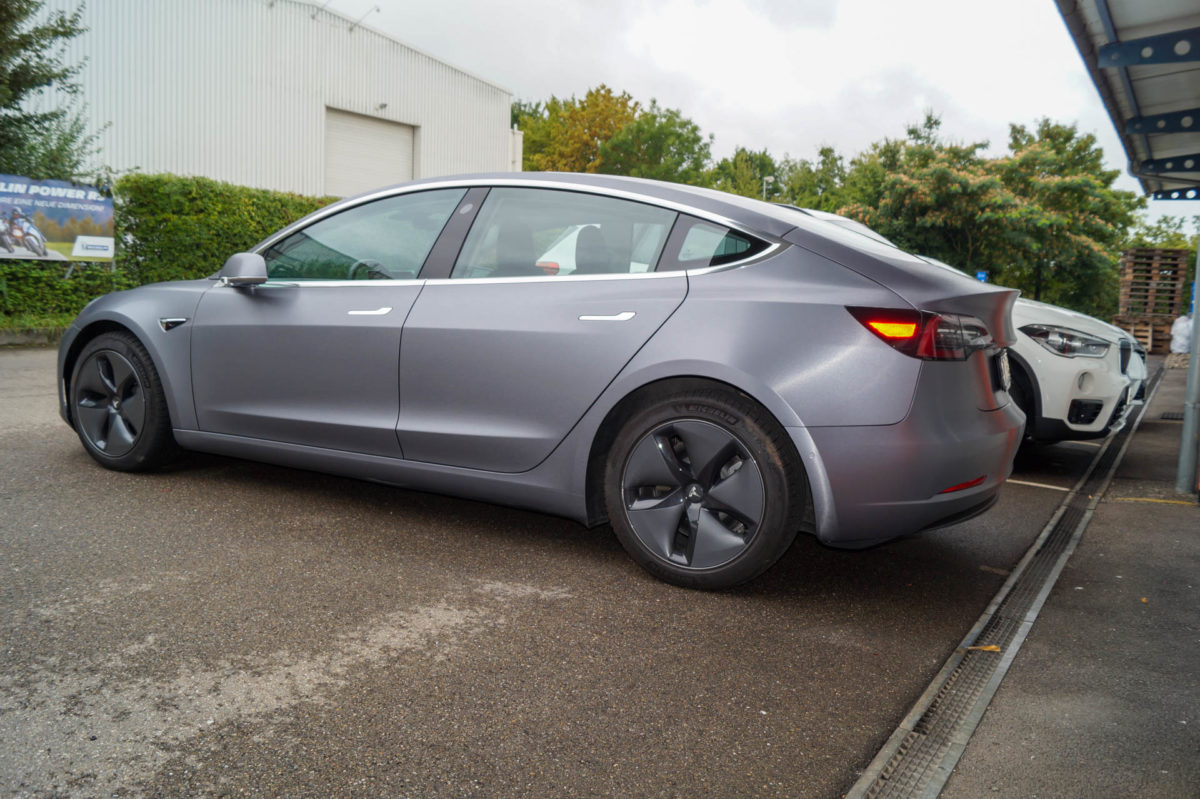 Tesla Model 3 Vollfolierung in Edelstahl gebürstet mit Chromakzenten - Sticker-Werk
