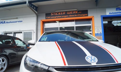 VW Scirocco GTS nach der Teilfolierung vor der Sticker-Werk Werkstatt. Foliert wurde ein Rallye-Streifen in schwarz-matt und rot-glänzend