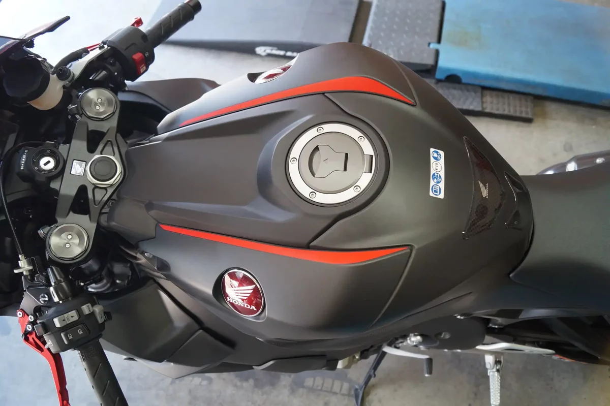 Honda CBR Tank mit Dekorstreifen im Originalzustand