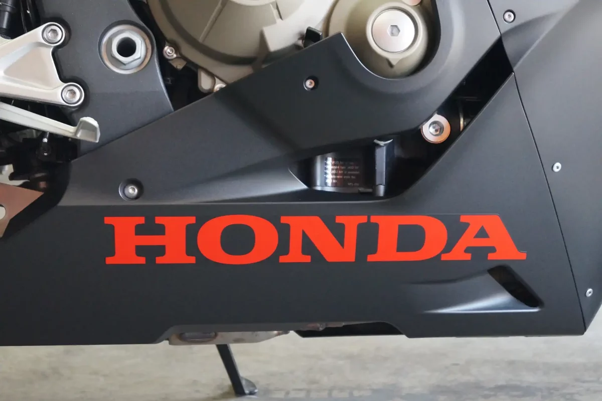 Honda CBR Logo auf dem Seitenteil im Originalzustand