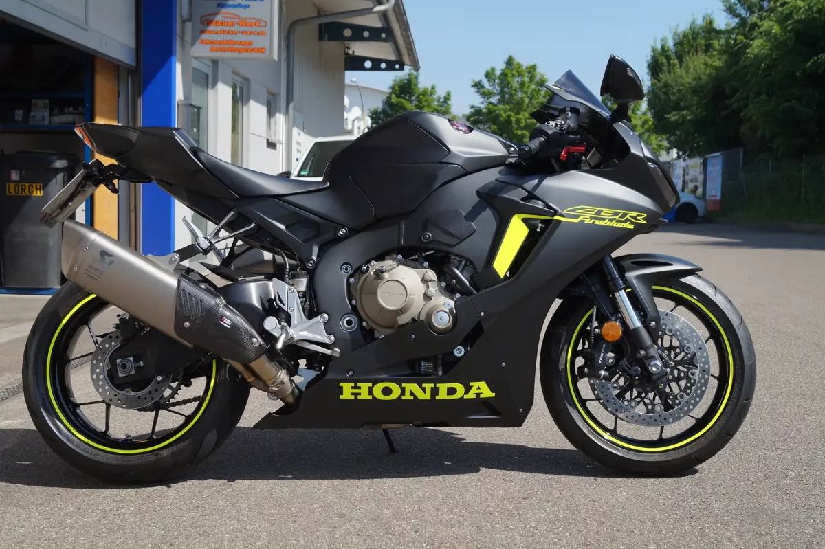 Honda CBR nach der Folierung mit neongelben Dekorstreifen, Logo, Schriftzügen und Felgenringen by Sticker-Werk