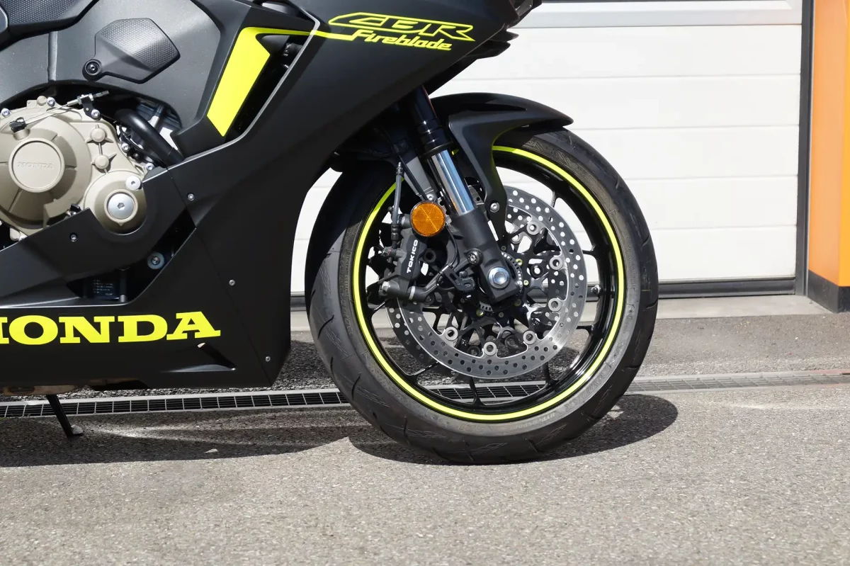 Folierter Felgenring an einer Honda CBR in Neongelb, Sticker und Folierung by Sticker-Werk